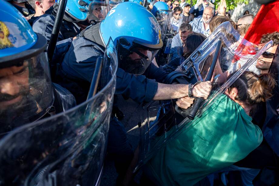 En Italia, las ocupaciones de una carretera fuera del itinerario autorizado durante una manifestación, antes castigadas con una multa de entre 1.000 y 4.000 euros, se castigarían ahora con penas de hasta dos años de cárcel.
