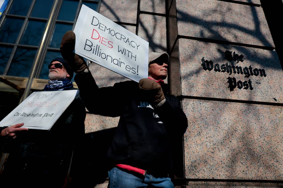 Las personas se unieron a una protesta frente al “Washington Post” tras el despido de más de 300 periodistas.