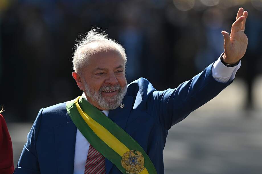El presidente de Brasil, Luiz Inácio Lula da Silva, saluda durante el desfile por el Día de la Independencia en Brasilia (Brasil).