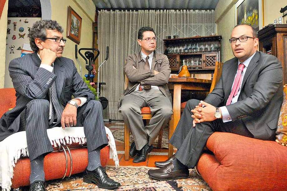 De izquierda a derecha: Jairo Rueda (padre de Juan Manuel Rueda), Fernando Páramo (padre de Diego Páramo) y Juan José Gómez, su abogado. / Liz Durán