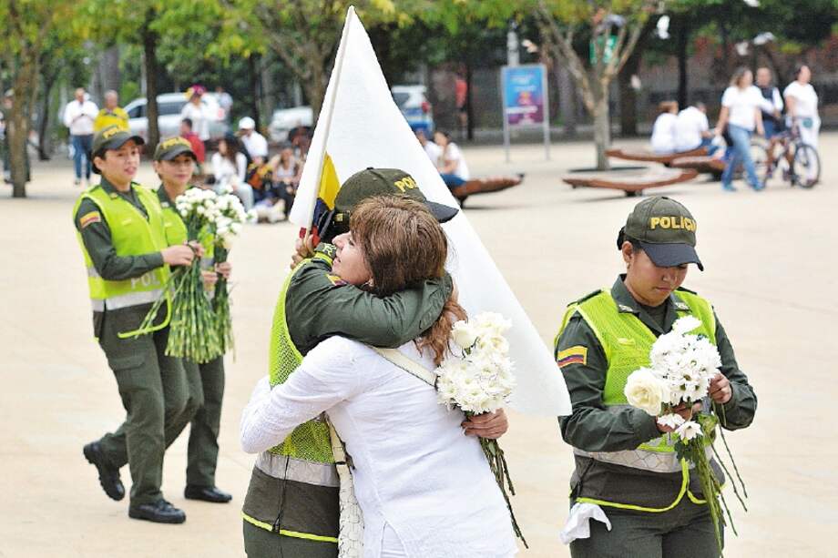 Los manifestantes expresaron su afecto a los uniformados. / Luis Alfonso Benavides