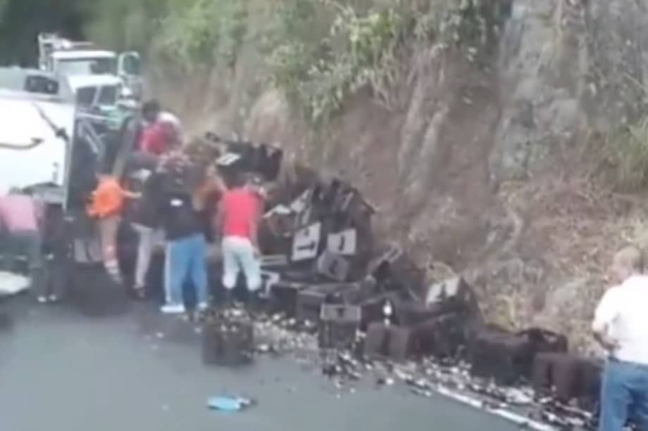 Un grupo de al menos 10 personas, en lugar de ayudar al conductor del vehículo, se llevó varias canastas de cerveza.