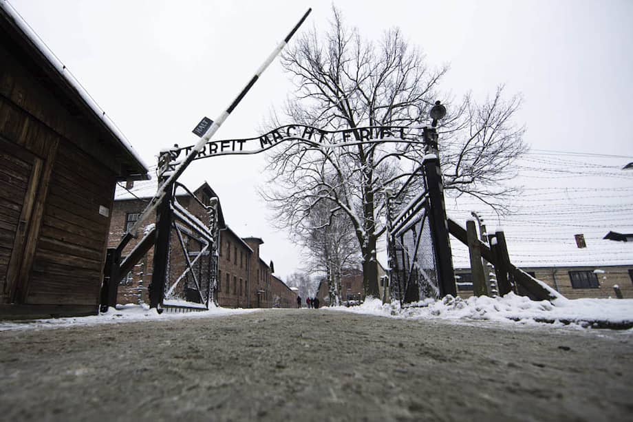 En el Día Mundial de las Víctimas del Holocausto, recordemos que Colombia no se salva de los movimientos negacionistas que se vuelven cómplices de las peores tragedias. / Foto: Jacek Bednarczyk (EFE)
