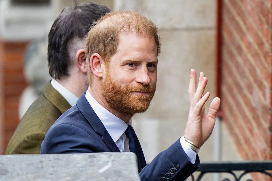 Príncipe Harry testifica y recuerda casi en llanto, sufrimiento de Meghan Markle: “horrible”