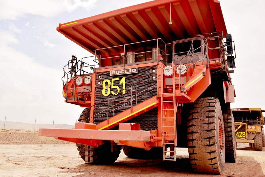 En Cerrejón operan camiones de la equidad, que transportan 240 toneladas de carbón.