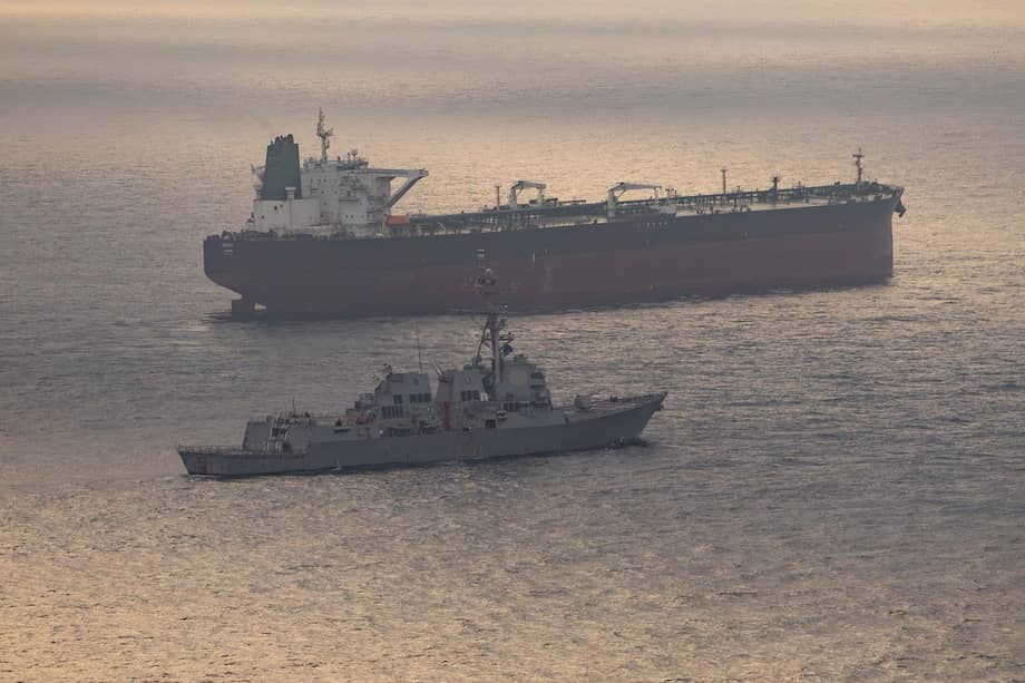 Destructor USS Rafael Peralta aplica bloqueo de EE. UU. a buques iraníes mientras continúa la tensión con Teherán.
