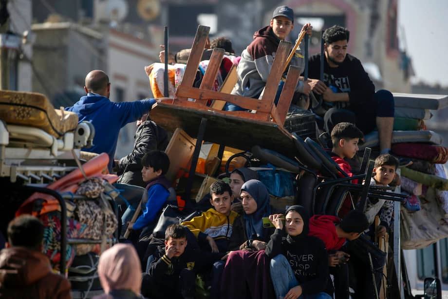 Los palestinos huyen de los campos de refugiados en la Franja de Gaza tras las operaciones militares israelíes.