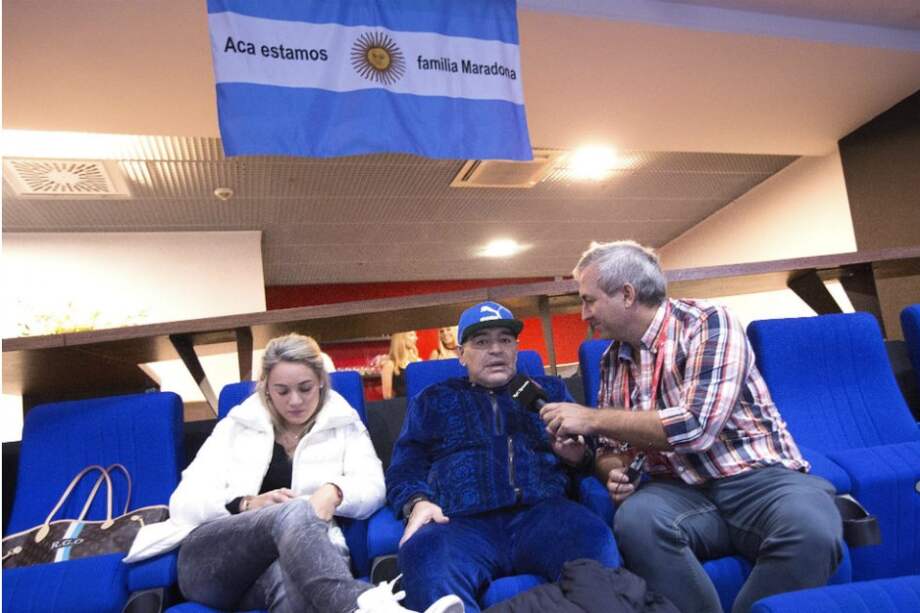 Maradona en su llegada al aeropuerto de Zagreb. / EFE