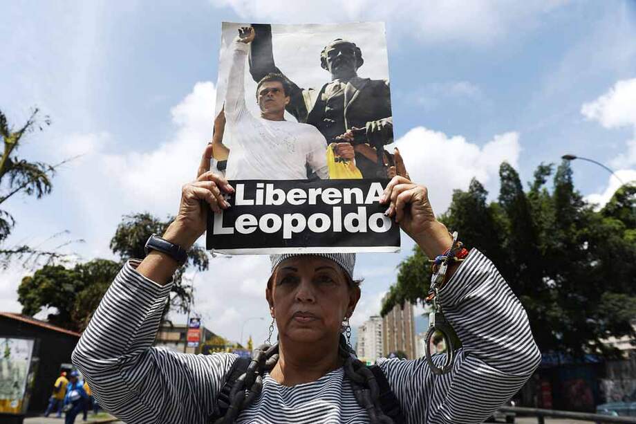 Caracas, 18 de octubre de 2014. Manifestantes exigen la liberación del líder del partido opositor Primero Justicia, Leopoldo López. / AFP