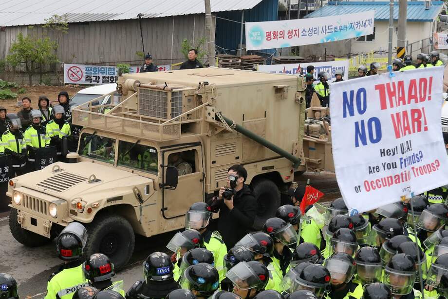 Habitantes del lugar y militares tuvieron ligeros choques a la llegada de los seis camiones que transportan los elementos necesarios para instalar el escudo. / AFP.