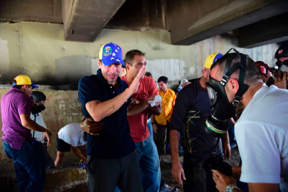 Cuando se acercaba a la barrera con que militares bloqueaban el paso en la autopista Francisco Fajardo, Henrique Capriles recibió gases lacrimógenos. / AFP