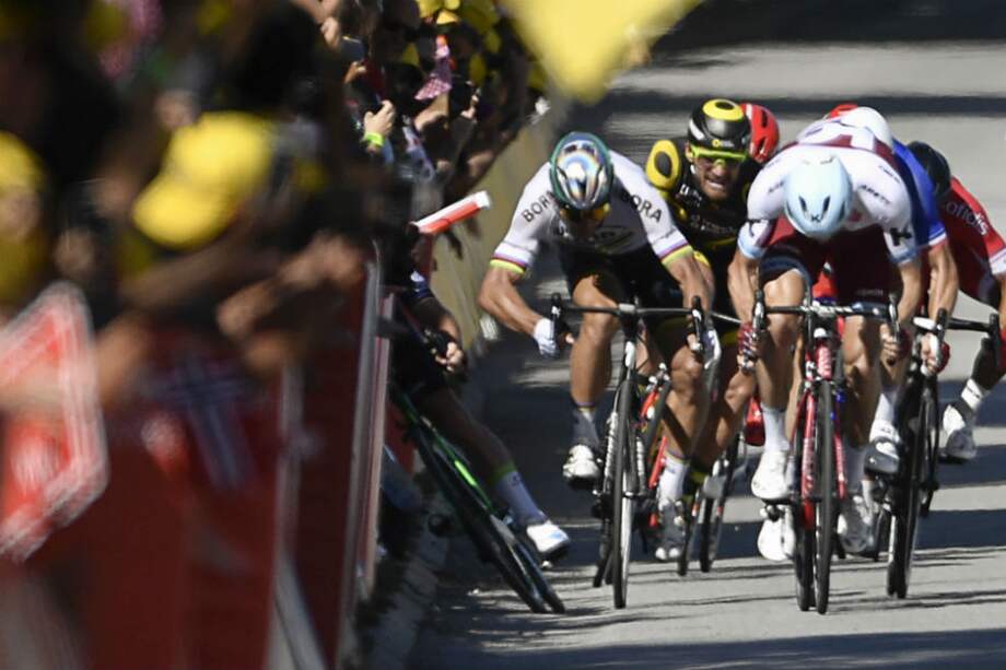 El momento en el que Sagan saca el codo y golpea a Cavendish. / AFP