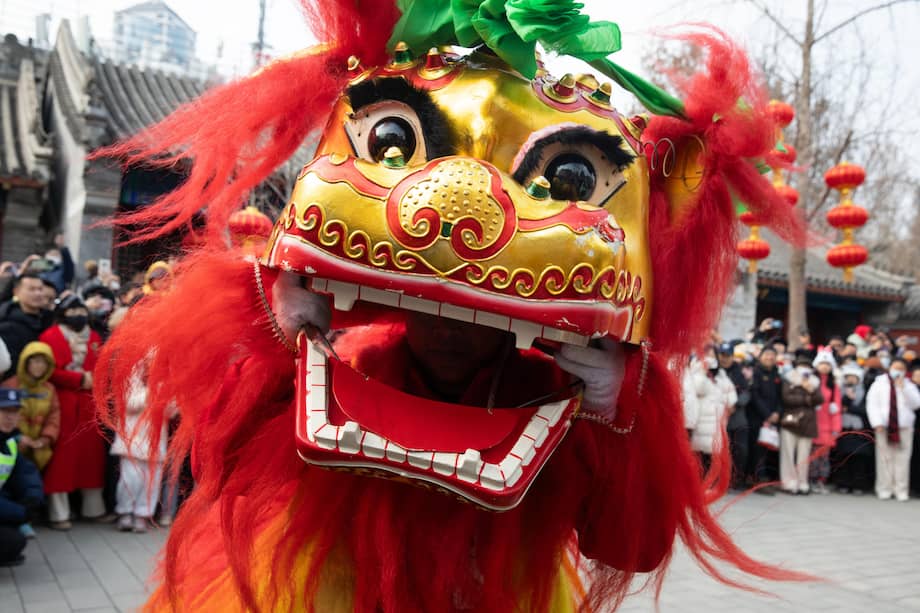 -FOTODELDIA- Pekín (China), 01/02/2025.- Vista del desfile con motivo del Año Nuevo chino, el año de la serpiente, por las calles de Pekín, China este sábado. EFE/ Jessica Lee