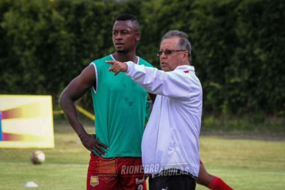 Hanyer Mosquera junto a Nestor Otero en una práctica de Rionegro Águilas. Foto: Rionegro Águilas
