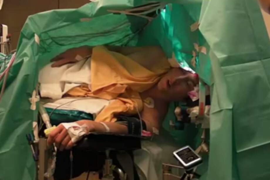 Tenor se somete a delicada operación de cerebro mientras canta