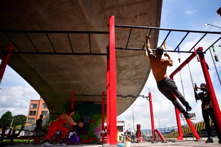 El gimnasio bajo el puente de la Boyacá se construyó en la fase final de la obra principal, como parte del modelo del IDU que integra deporte, seguridad e infraestructura.