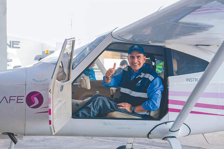 El ingeniero mecánico colombiano Fabio Padilla a bordo de la aeronave adaptada para pilotos con discapacidad de miembros inferiores.