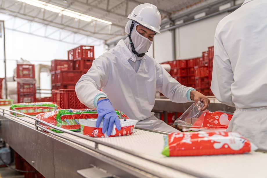 La compañía dispuso inicialmente cerca de 8.000 litros de producto desde su operación en Palmira y articula sus acciones de ayuda con ABACO y la ANDI.