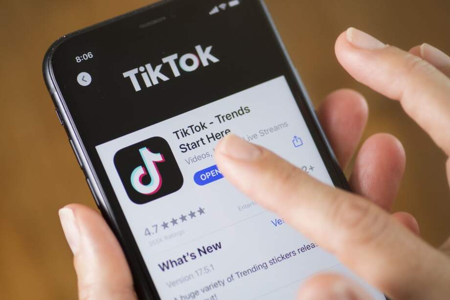 Esta funcionalidad se basa en la herramienta actual de control de comentarios que permite a los usuarios filtrar el ‘spam’ y los mensajes ofensivos, así como palabras clave específicas. / Bloomberg