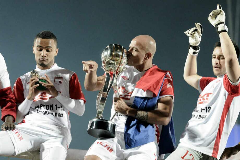 El paraguayo Germán Centurión (centro) es uno de los referentes del más reciente campeón de Colombia, Independiente Santa Fe. /El Espectador