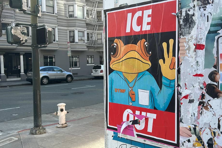 Una imagen del sapo concho entre la frase 'ICE Out' (Fuera ICE) colgado en una calle este jueves en San Francisco, California.