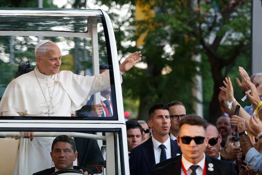 El papa León XIV saluda a los fieles en su recorrido con el papamóvil antes de presidir una Vigilia de Oración con jóvenes en la madrileña Plaza de Lima, este sábado, primero de los seis días que componen su visita oficial a España.