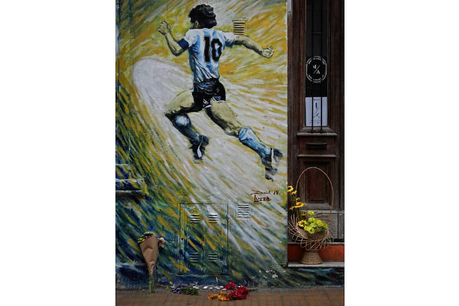 Un mural en homenaje a Diego Maradona, en San Telmo, empieza a llenarse de flores por la muerte del exfutbolista.