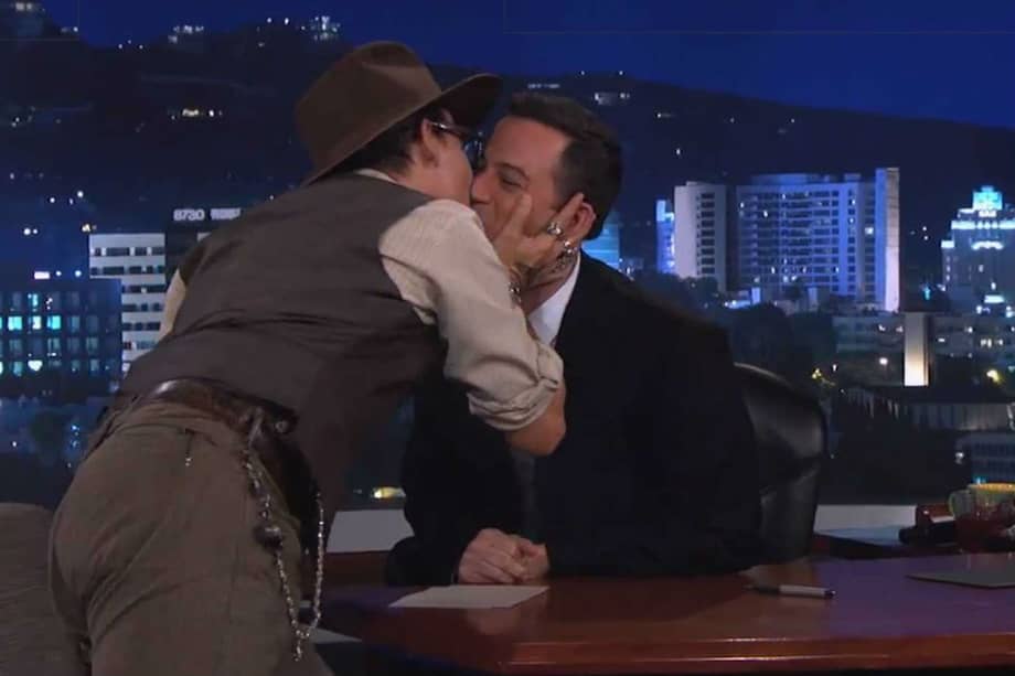 Johnny Depp besa en la boca a presentador