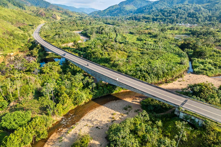 La Autopista del Nordeste ya está en operación, aunque su funcionamiento pleno depende de la finalización del proyecto vial de Río Magdalena, que conecta el Puerto Berrío con Remedios.