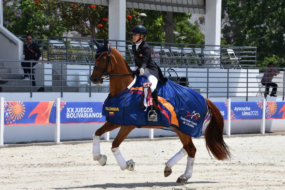 Mariana Atehortúa y Justify compitiendo en los Juegos Bolivarianos Ayacucho-Lima 2025.
