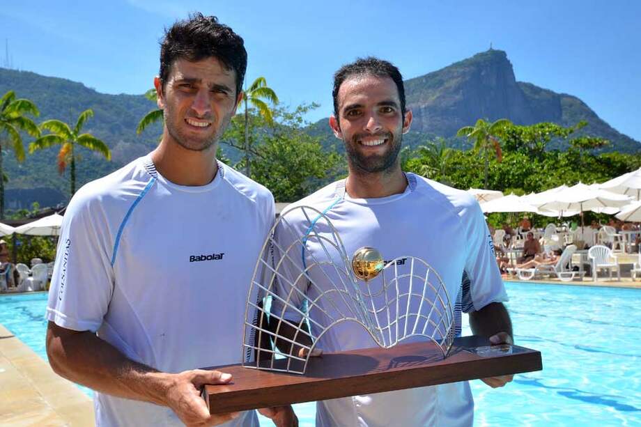 Robert Farah (izq.) y Juan Sebastián Cabal levantan el trofeo del ATP 500 de Río. / João Pire y Gilvan de Souza - Fotojump