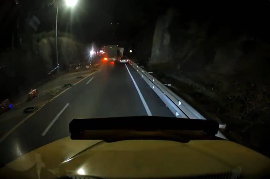 Al parecer el tractocamión se quedó sin frenos