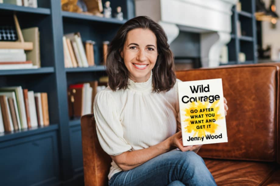 Jenny Wood fue directiva de Google y fundadora del programa Own Your Career (Sea dueño de su carrera). Es licenciada en Economía y Negocios Internacionales por la Universidad de Brandeis, fue investigadora asociada en la Escuela de Negocios de Harvard, y sus artículos han aparecido en Harvard Business Review, Entrepreneur, Inc. y Forbes, entre otros medios. Aquí con la versión en inglés de su libro, que ahora se publica en español.