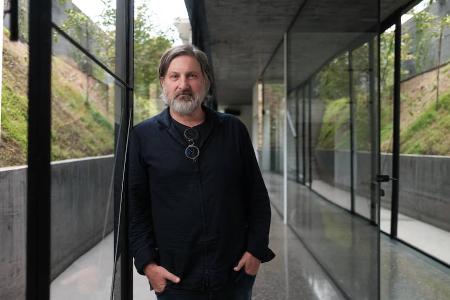Entre las obras destacadas del arquitecto chileno Smiljan Radić Clarke se encuentra el Serpentine Gallery Pavilion (2014) y el Teatro Regional del Bío-Bío (2018).