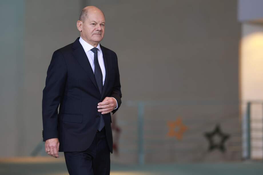 Olaf Scholz, al despedir a principios de noviembre a su ministro de Hacienda, rompió la alianza de tres fuerzas políticas que lo respaldaba en el ejercicio de sus funciones como canciller, razón por la cual quedó con una minoría dentro del Parlamento alemán.