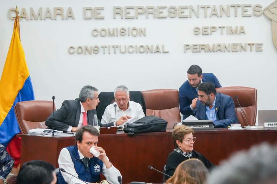 Congresistas de la oposición denuncian que la reforma a la salud se está aprobando a "pupitrazo" y con vicios de trámite.