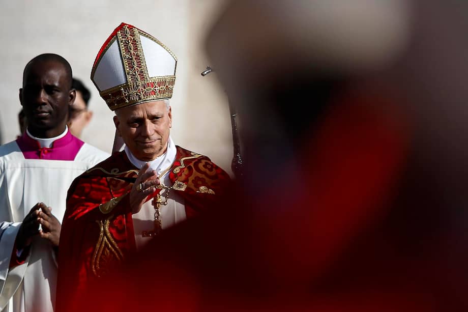 El Papa León XIV (C) celebra la Santa Misa del Domingo de Ramos en la Plaza de San Pedro, Vaticano.