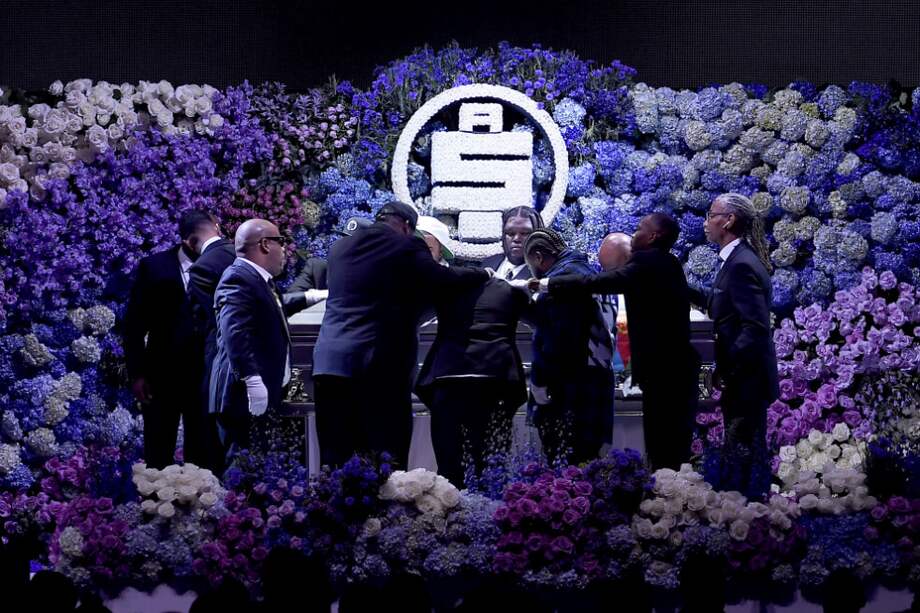 Muchos de los asistentes a este servicio ecuménico en el Staples Center -donde hace 10 años se realizó el funeral de Michael Jackson- asistieron con camisetas con el rostro del artista de 33 años, asesinado a tiros el 31 de marzo. / AFP