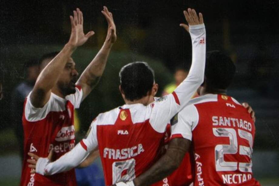 Los jugadores de Santa Fe celebran el triunfo contra Envigado.