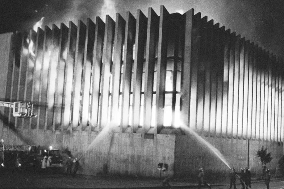 Durante el operativo de recuperación militar se generó un incendio en el Palacio. / Archivo