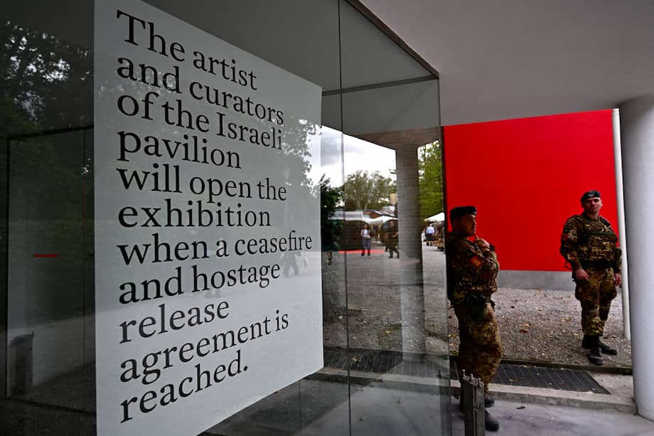 En 2024, los artistas se negaron a abrir la exposición del pabellón de Israel hasta que no hubiese un cese al fuego contra Hamas.