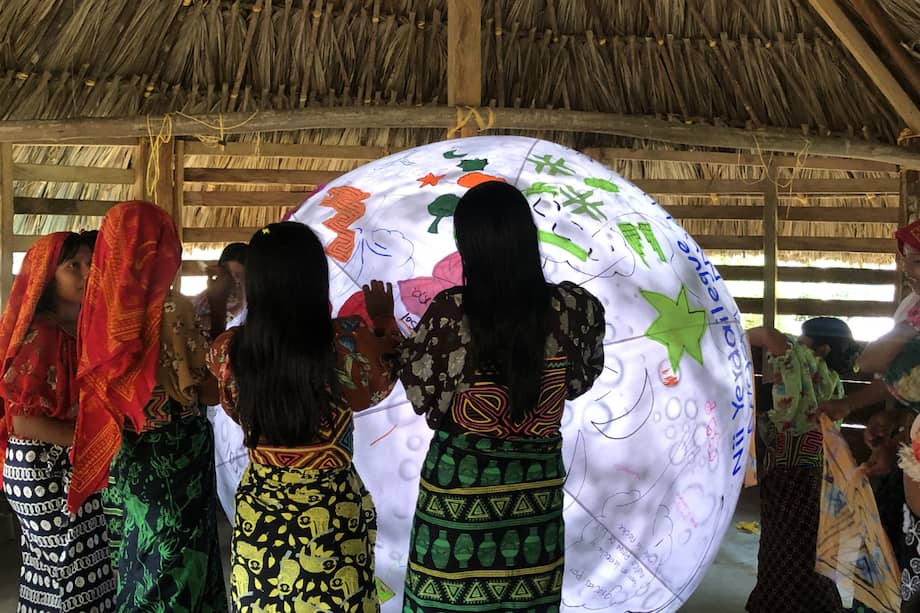 "Caminos de agua" es el resultado de un diálogo que comenzó en 2022 entre las comunidades indígenas emberá y guna, afrodescendientes y campesinas con el Museo Nacional, el Museo Afro y el ICANH.