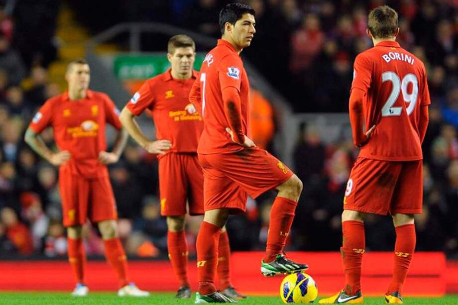 Jugadores de Liverpool se ven sorprendidos tras caer de local frente al West Bromwich. / EFE