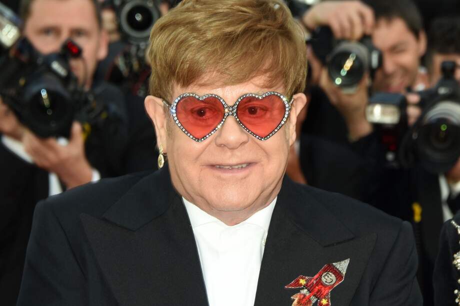 "Parece que vamos hacia atrás. Y eso se propaga. Es como un virus que está sufriendo el movimiento L.G.B.T.Q.+", dijo Elton John en una entrevista para Radio Times.
