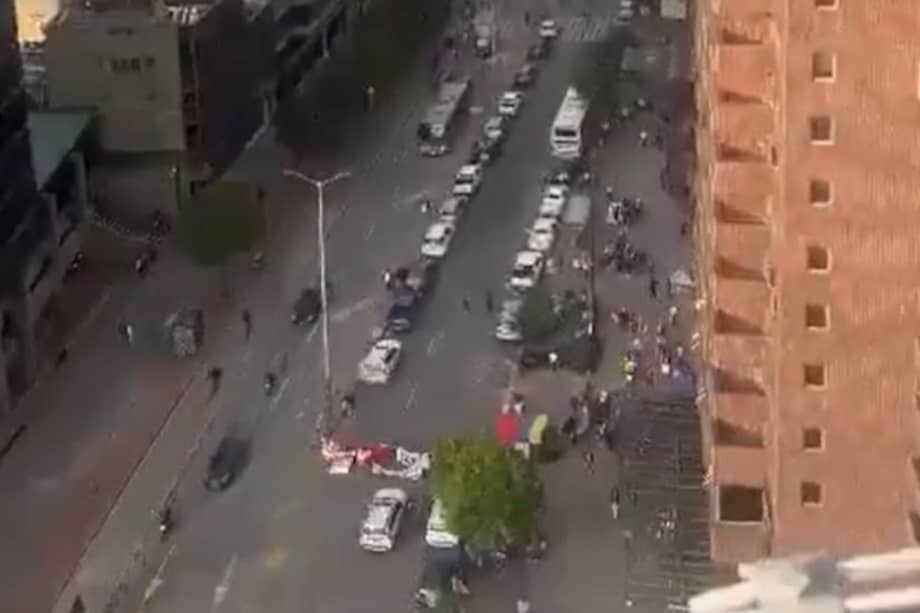 En el lugar hacen presencia campesinos de todas las regiones del país e indígenas de la comunidad Embera.