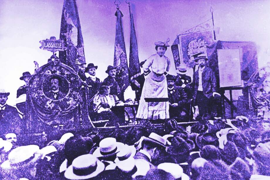 Rosa Luxemburgo, teórica marxista alemana, en una de las manifestaciones de comienzos del Siglo XX. / Getty images