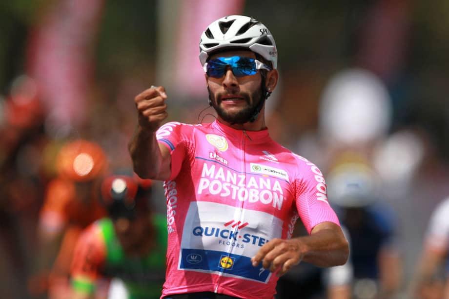 El ciclista Fernando Gaviria celebra en Palmira su segunda victoria en la oro y Paz. / EFE