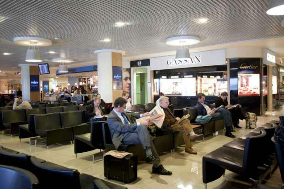 Dentadura postiza, entre los objetos olvidados en el aeropuerto de Londres