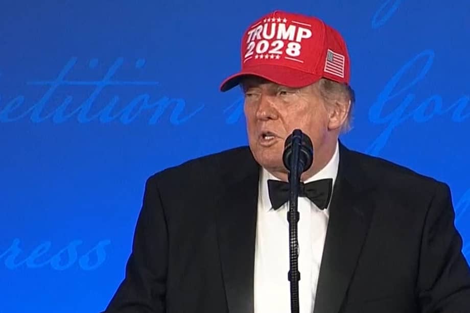 Captura de una transmisión de la cadena C-Span del presidente de EE.UU., Donald Trump, durante la Cena de Corresponsales de La Casa Blanca este viernes, donde bromeó con la posibilidad de presentarse a las elecciones presidenciales de 2028 y se colocó una gorra roja con el año 2028 en la parte frontal, en Washington (EE.UU.).