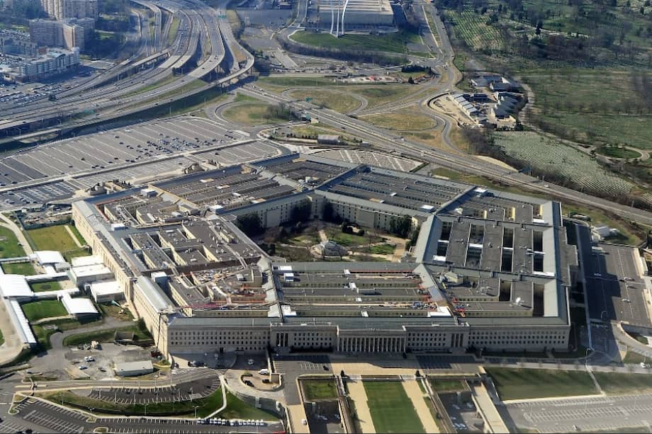 Se lee en el libro: "La estructura de cinco plantas y cinco caras del Pentágono (en Washington, capital de EE. UU.), así como todo lo que contiene en sus más de seiscientos mil metros cuadrados de oficinas, estalla y queda reducido a un polvo abrasado por el resplandor y el calor iniciales; las paredes se derrumban con el impacto casi simultáneo de la onda expansiva, y los veintisiete mil empleados de las instalaciones mueren al instante".